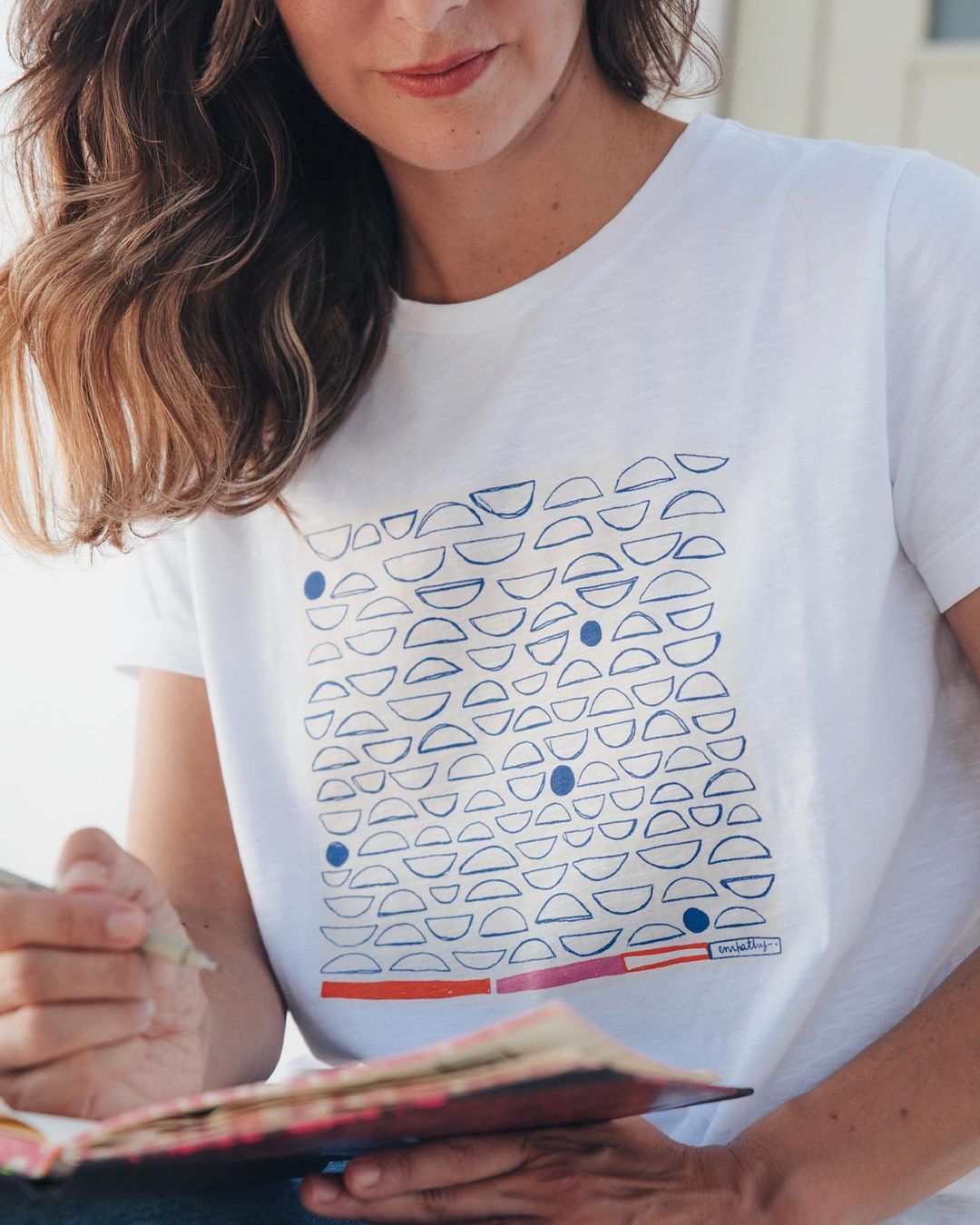 A nova t-shirt da MO é linda e solidária — e foi criada para lutar contra o cancro da mama