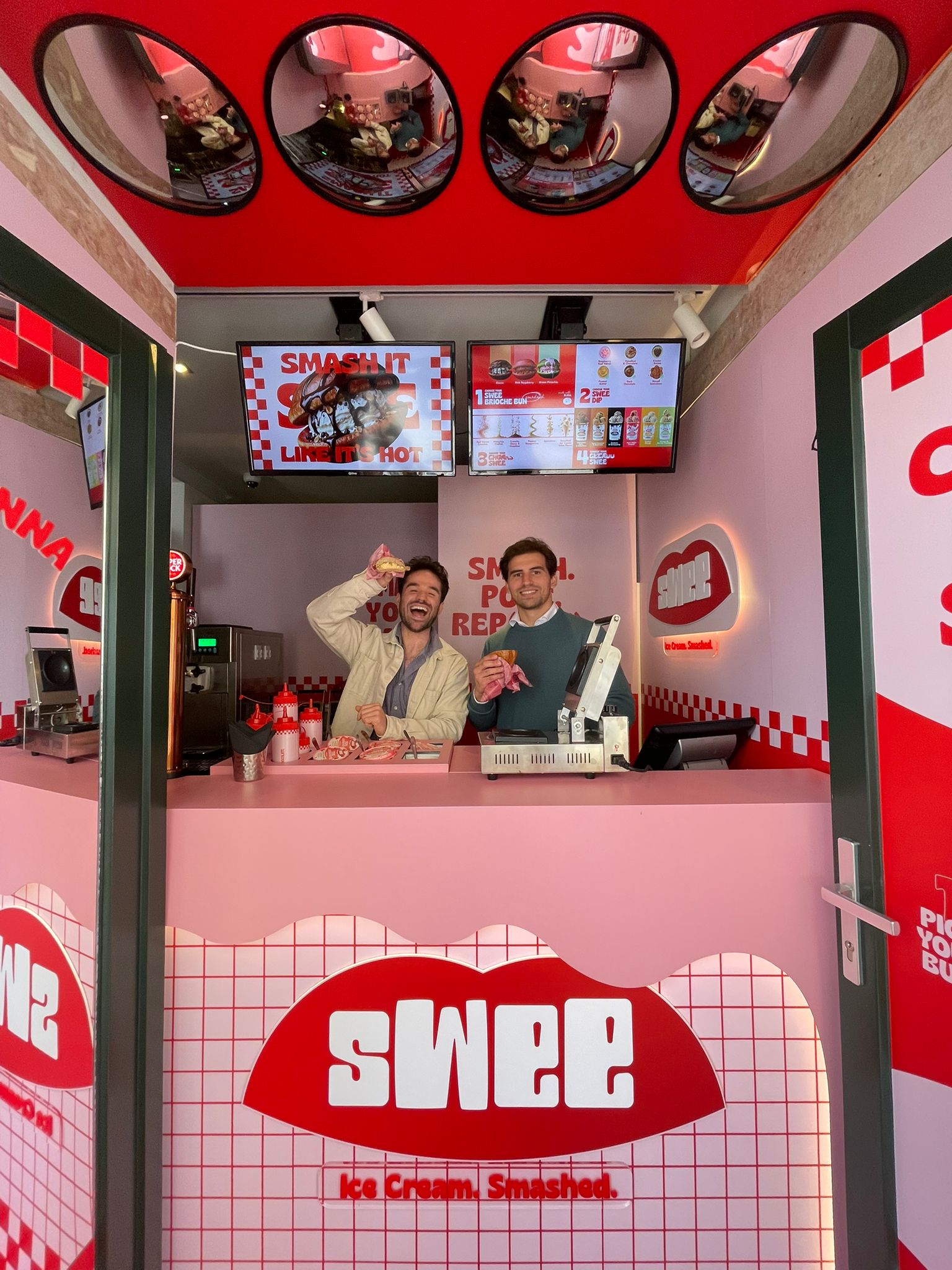 Na primeira loja da Swee, pode provar os icónicos gelados dentro de um pão prensado. Saiba onde fica