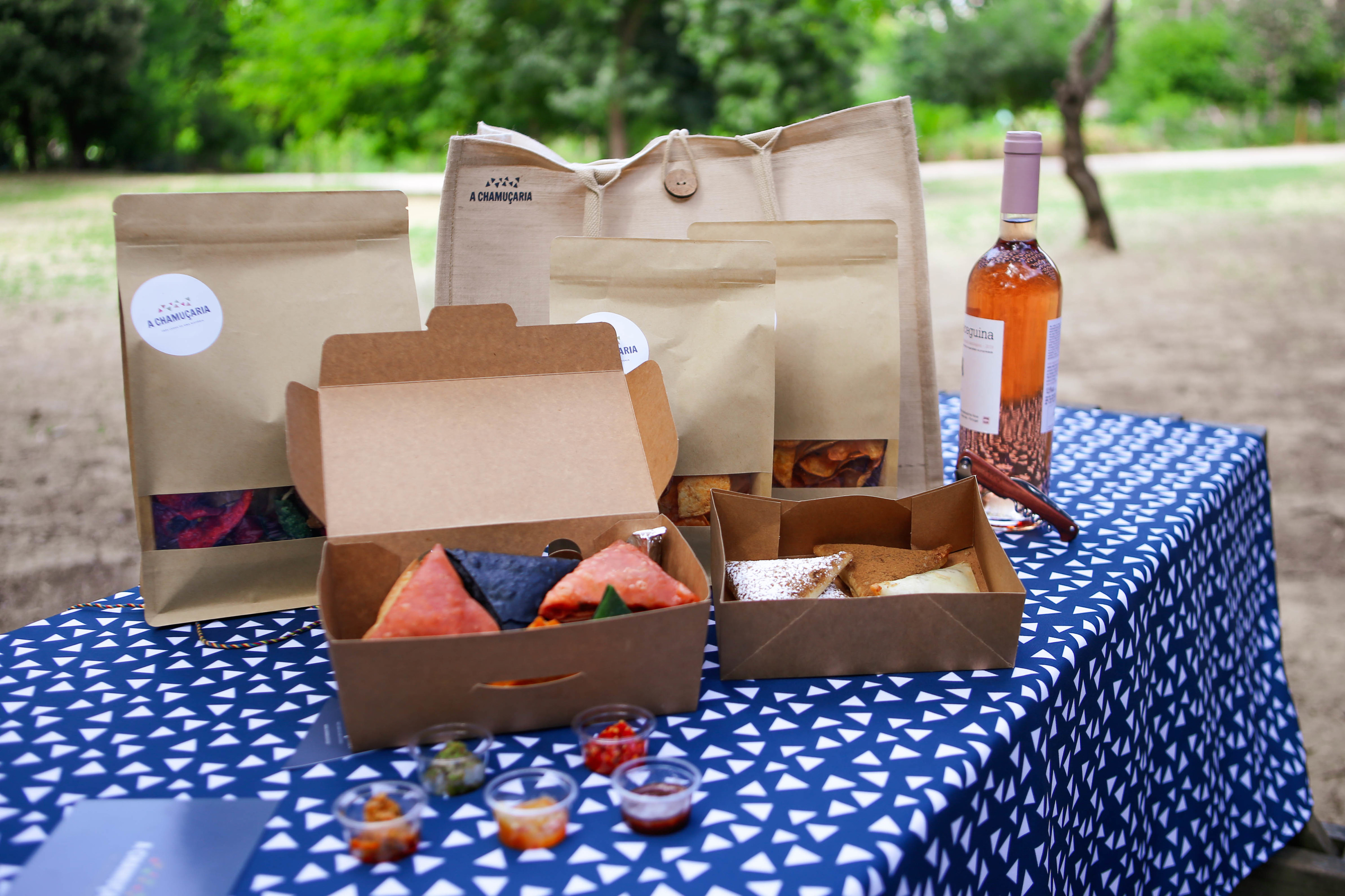 Chamuças de frango picante e de tarte de maçã. As iguarias indianas e fora da caixa que tem de provar