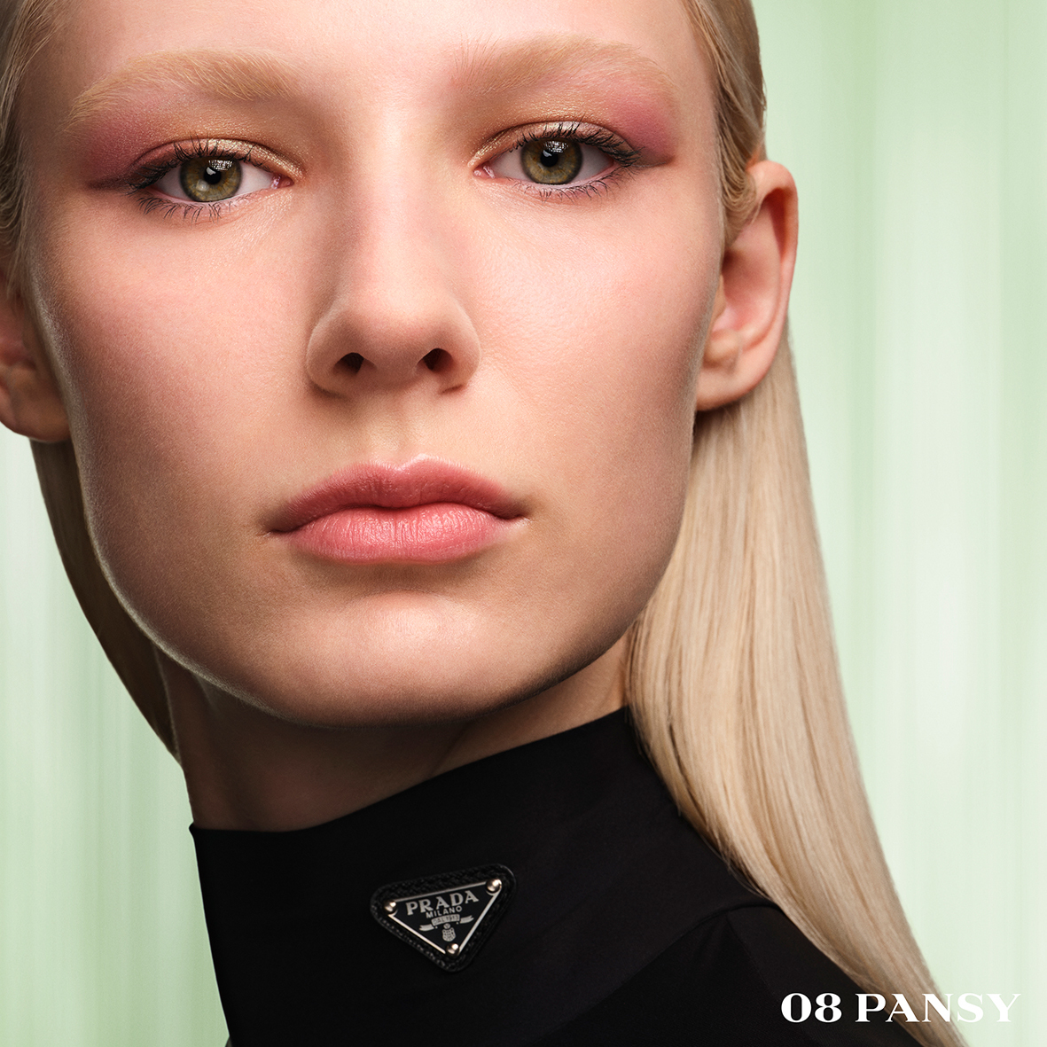 Mais longas, volumosas e duração até 24 horas. A máscara de pestanas da Prada promete um olhar de sonho