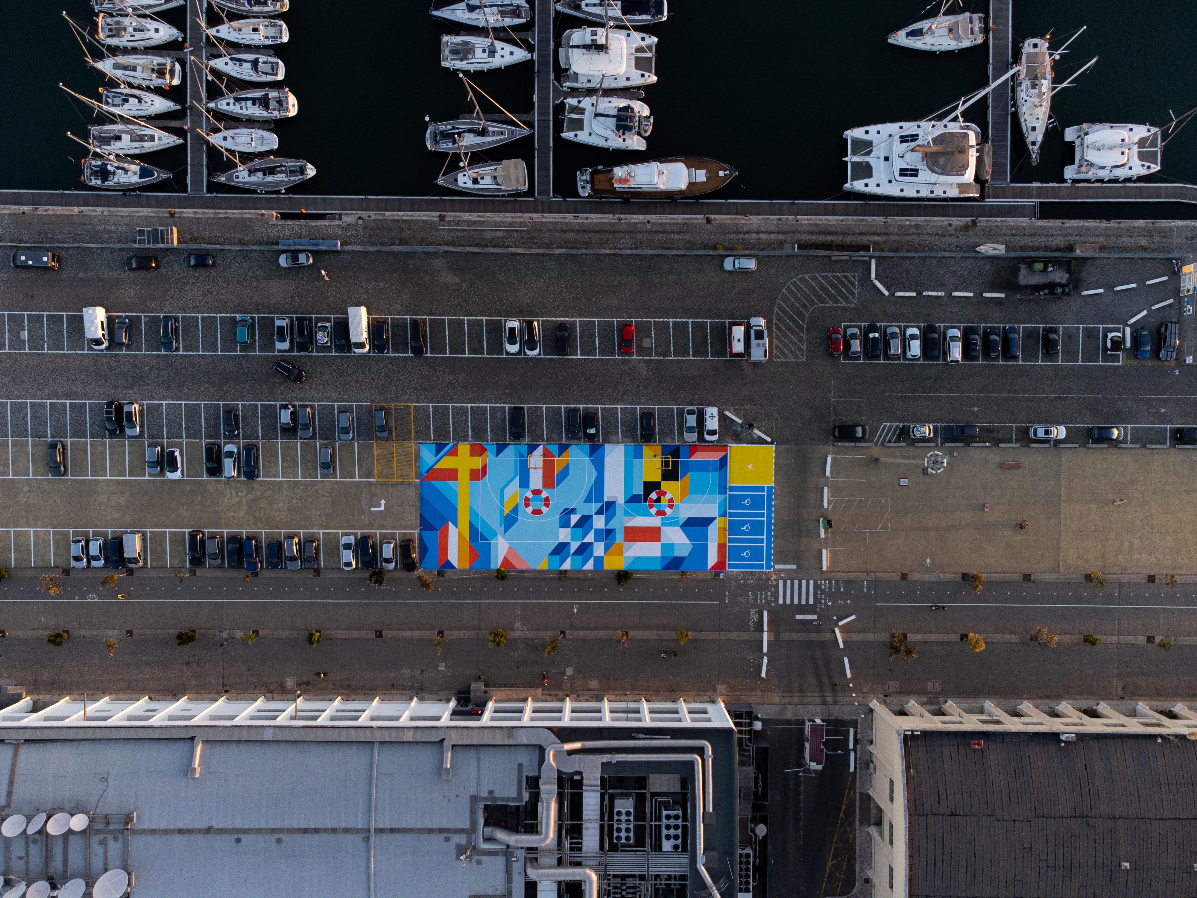 Já é possível voltar a encestar na Doca de Alcântara. Famoso campo de basquetebol reabriu