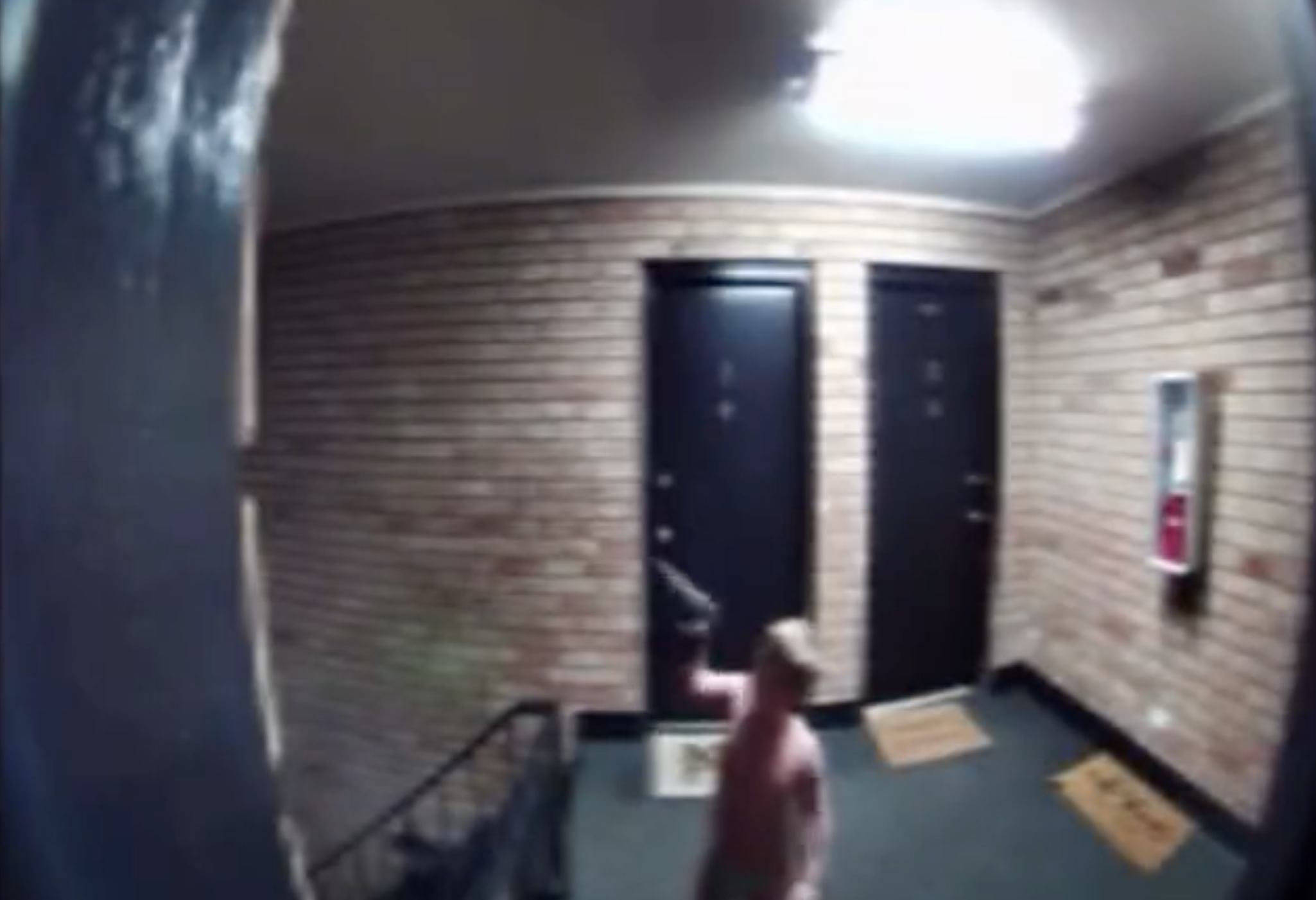 Uma criança de fraldas apanhou a pistola do pai, apontou-a para si e chegou a premir o gatilho — mas o pior não aconteceu