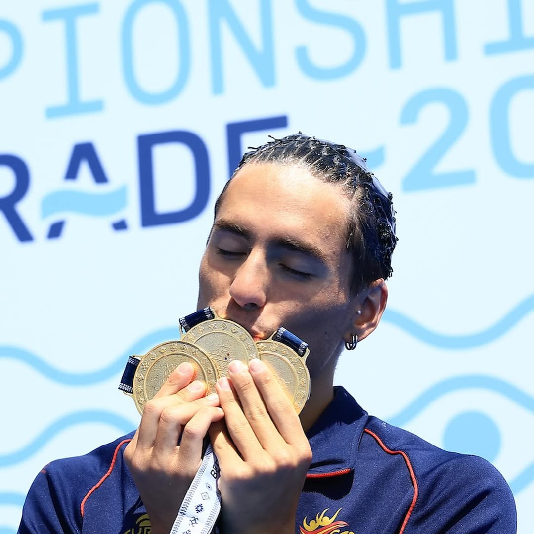 Atleta masculino ganha medalha pela primeira vez em natação artística. Só são permitidos homens na modalidade desde 2024