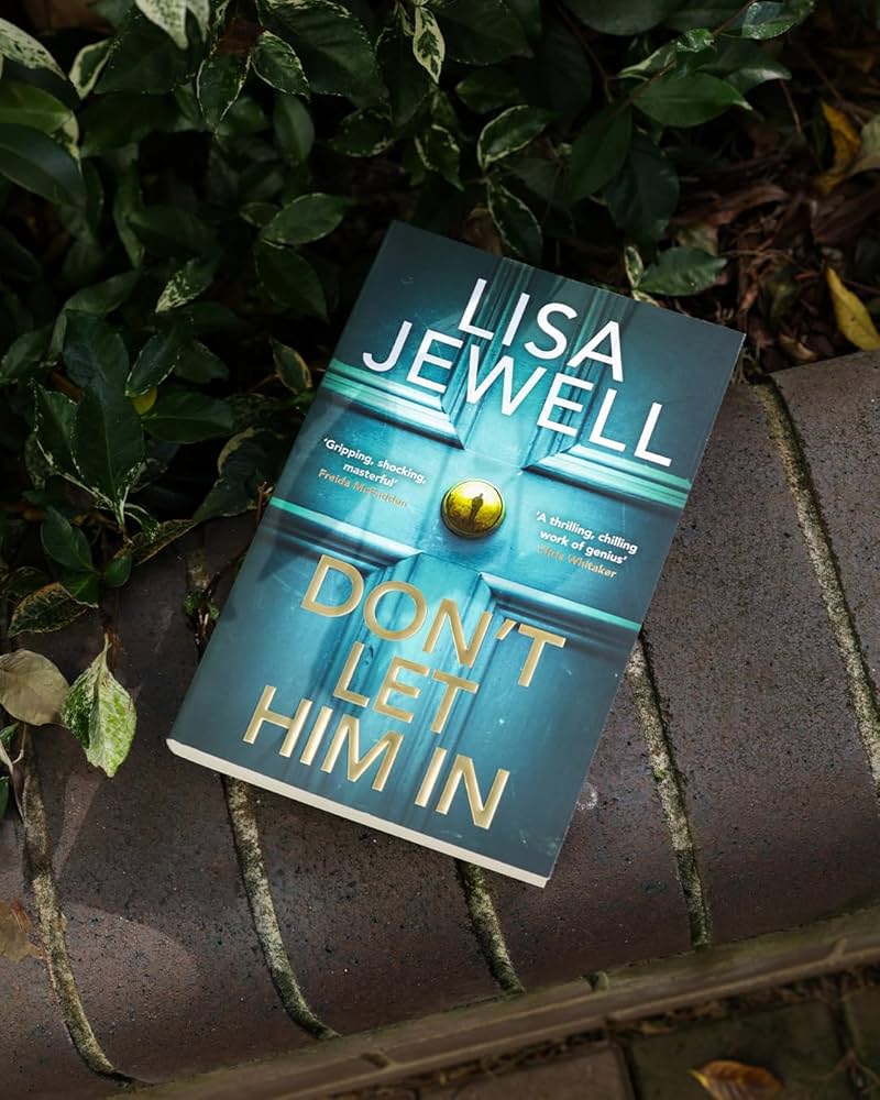 Manipulação, segredos e muita tensão. “Não o Deixes Entrar” é o livro que vai dar que falar