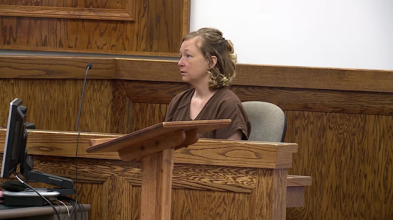 Professora engravida depois de violar menino de 12 anos. Foi condenada e não pode ter contacto com o bebé