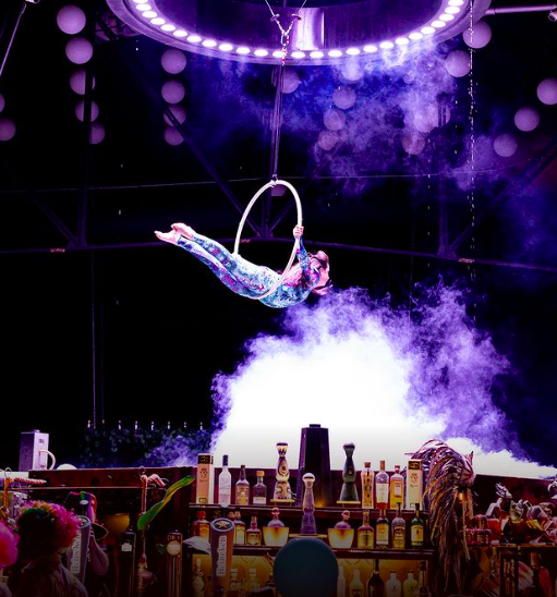 Os domingos são de burlesco neste restaurante (com música, dança, artes acrobáticas, magia e sensualidade)