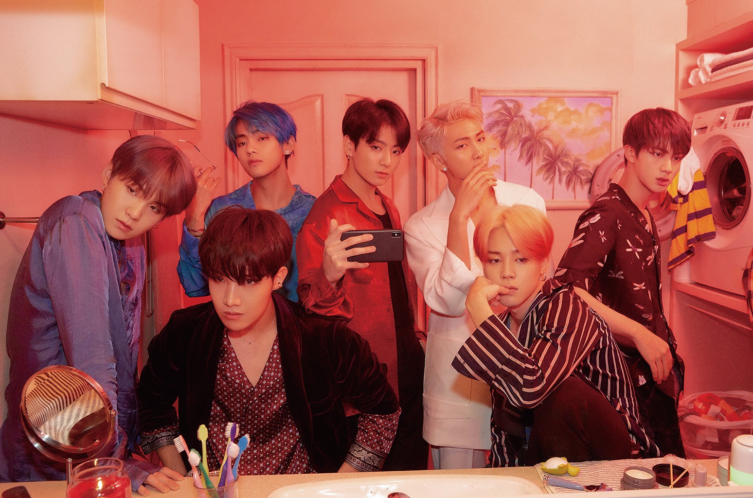 BTS, a banda sul-coreana que está a deixar fãs loucos por todo o mundo. Mas porquê isto? Três fãs explicam tudo