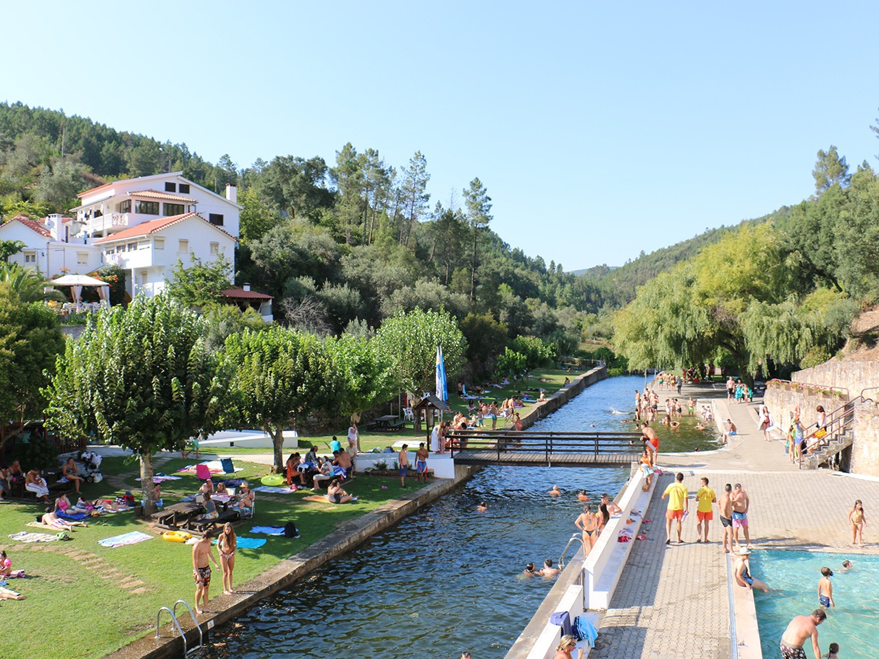 Esta praia fluvial é perfeita para um dia de mergulhos em família (e até tem uma piscina à borla)