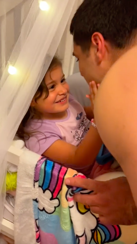 Menina vê pai sem barba pela primeira vez e conquista a Internet. Este é o vídeo mais fofinho que vai ver hoje