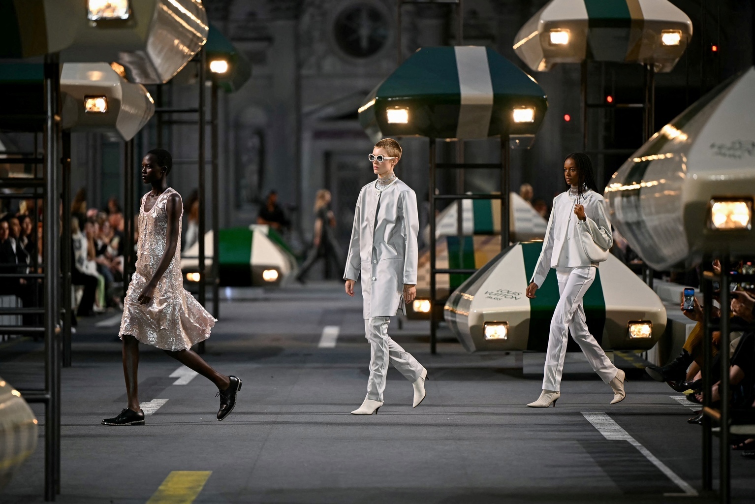 Louis Vuitton encerra Semana de Moda de Paris com viagem ao futuro