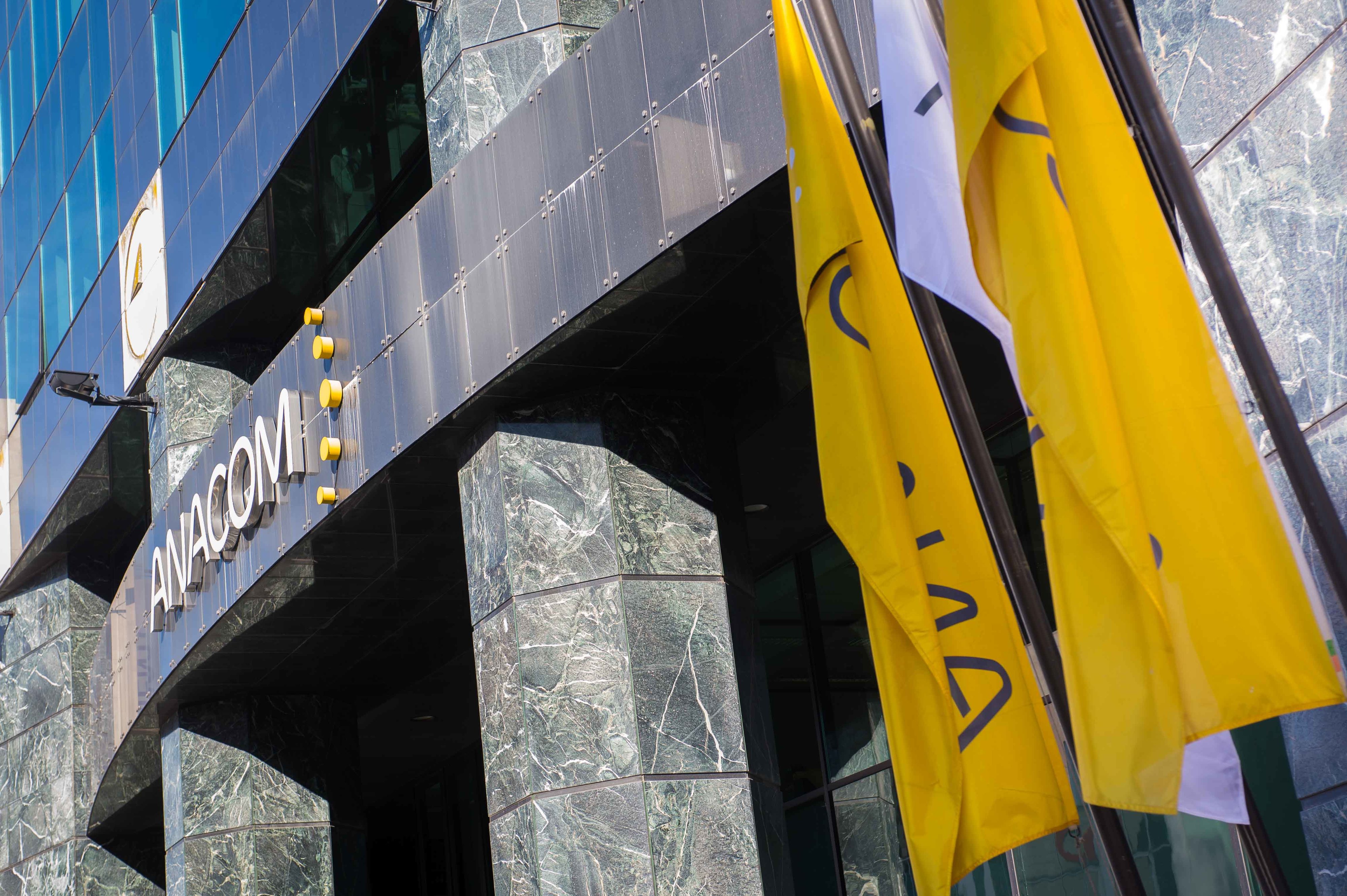 Tribunal reduz multa da ANACOM à Nowo por alteração de preços sem comunicação