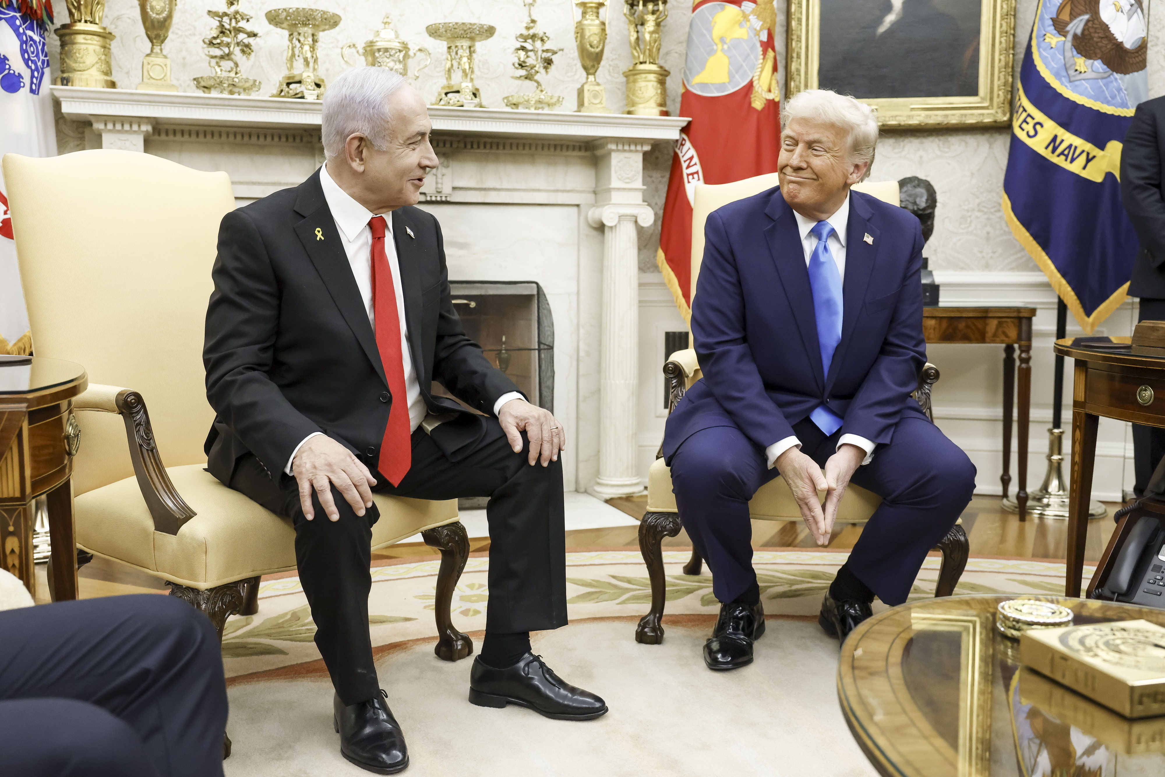 Netanyahu dá a Trump 'pager' dourado igual aos que Israel explodiu no Líbano