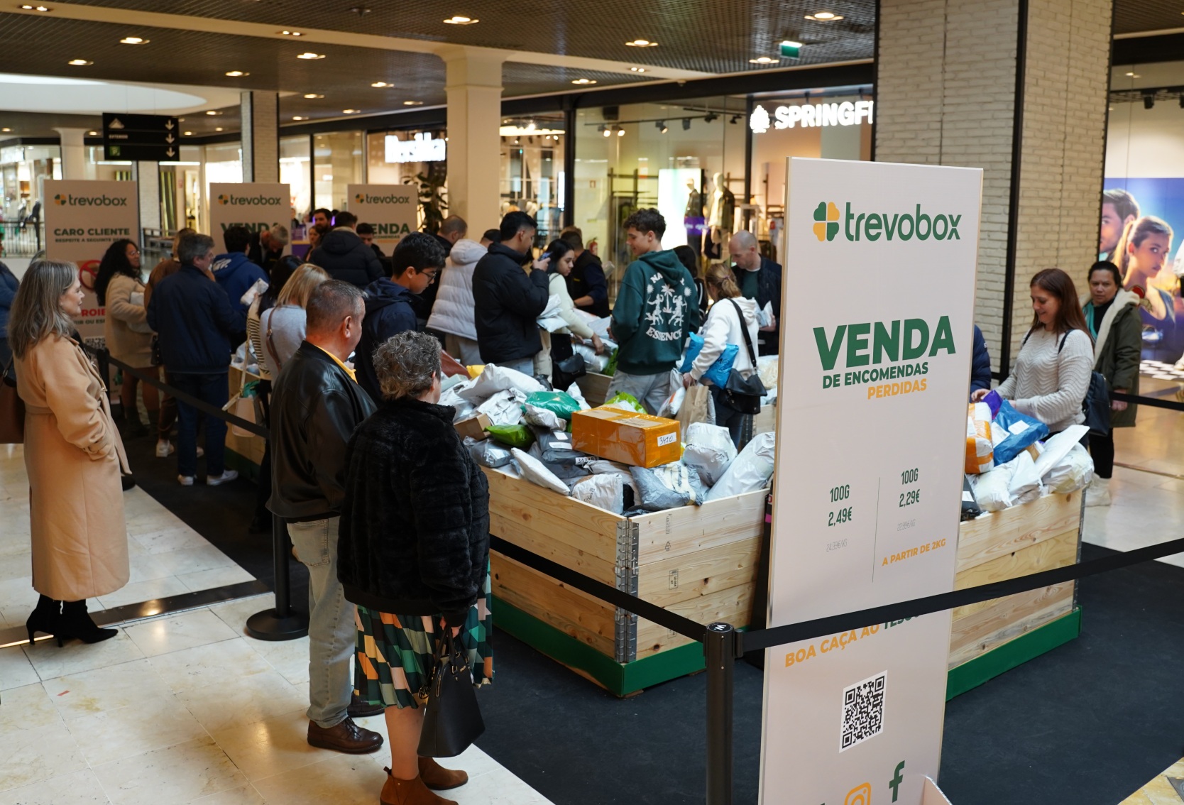 Há uma nova loja no Porto onde pode comprar encomendas perdidas (mas por pouco tempo)