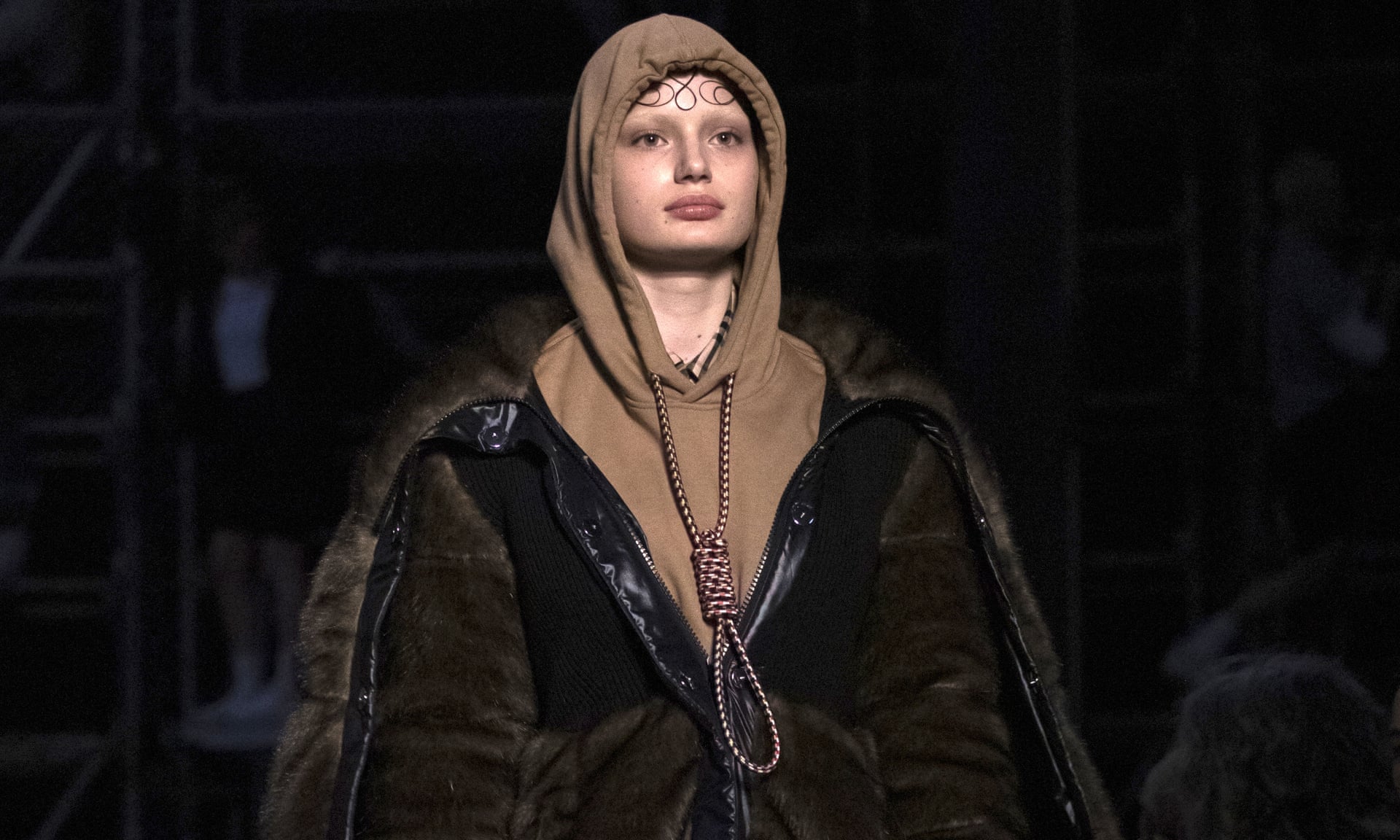 Burberry pede desculpa por camisola que remete ao suicídio e retira da coleção