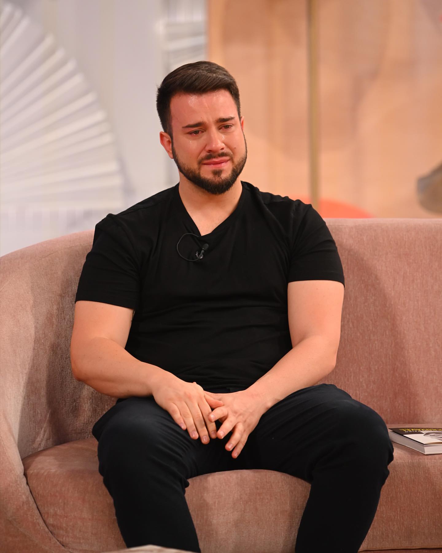 Francisco Monteiro desaba em lágrimas em direto. “Odeio ver-me ao espelho”