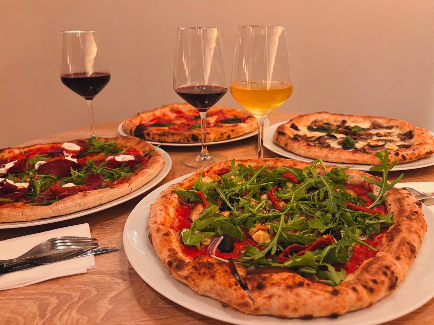 Nollie. Neste novo spot do Cais do Sodré, pode comer pizza e beber vinho até altas horas da noite