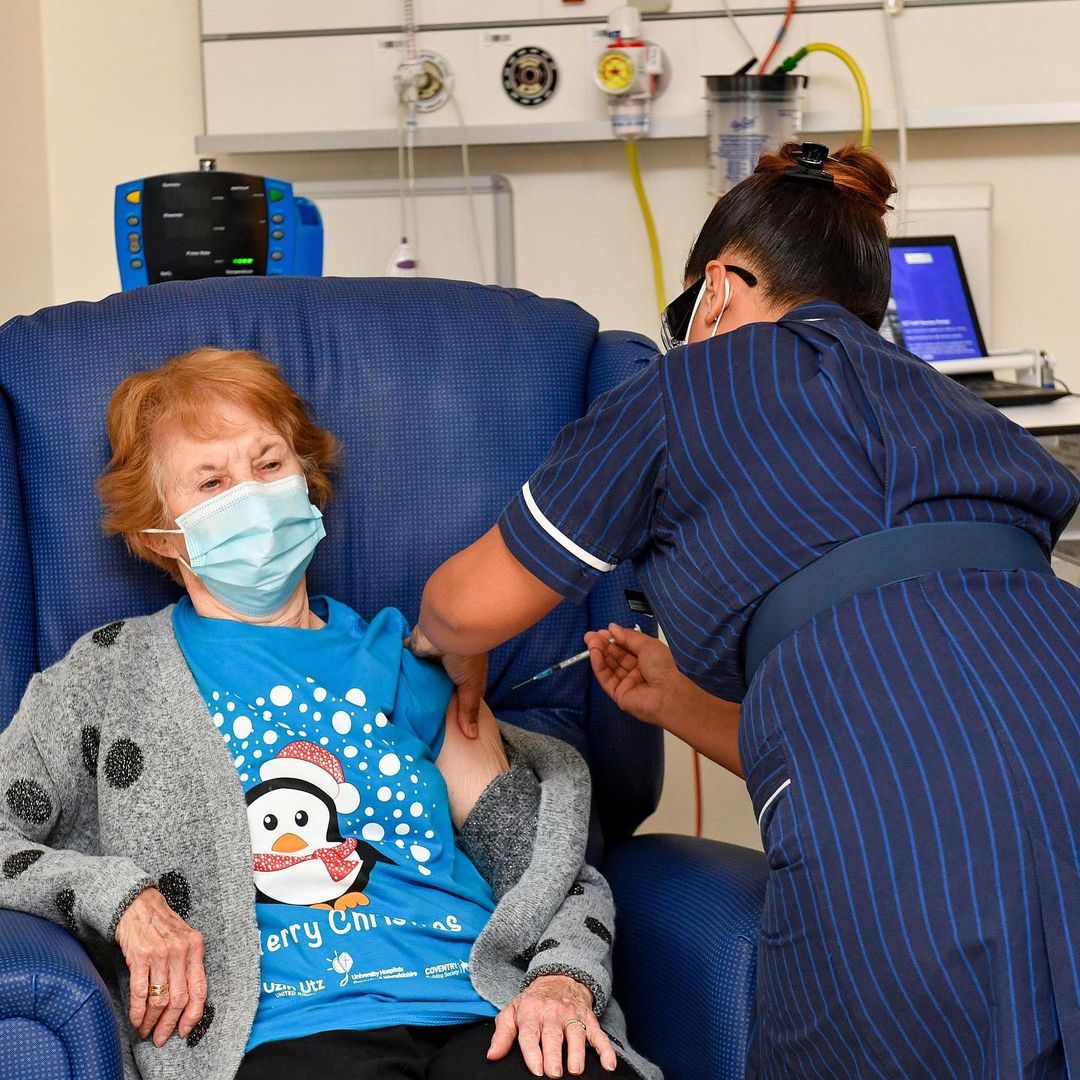 Margaret Keenan tem 90 anos e é a primeira pessoa do mundo a receber a vacina contra a COVID-19