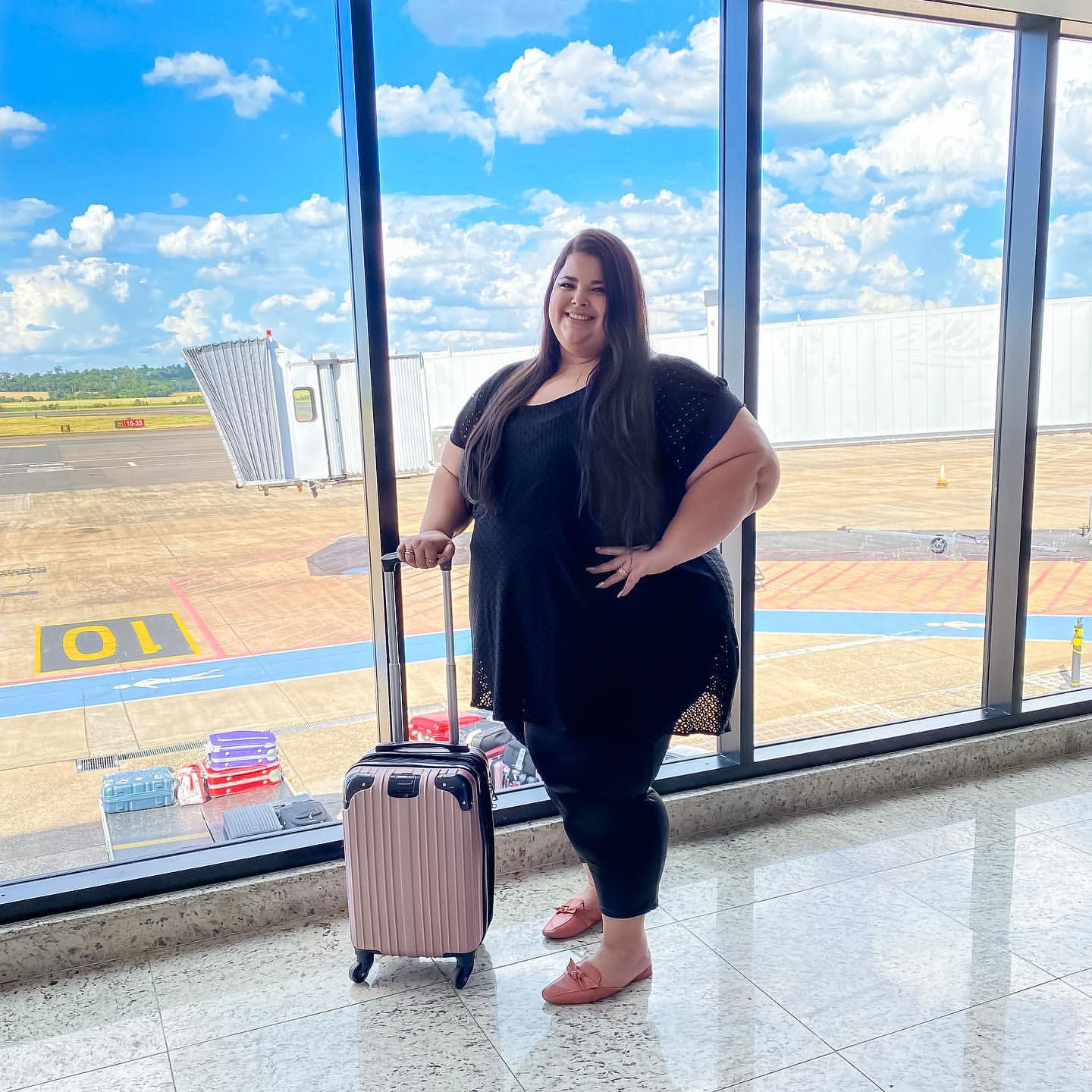 Modelo plus size é humilhada depois de ter sido impedida de entrar em avião. “Disseram que sou muito gorda”