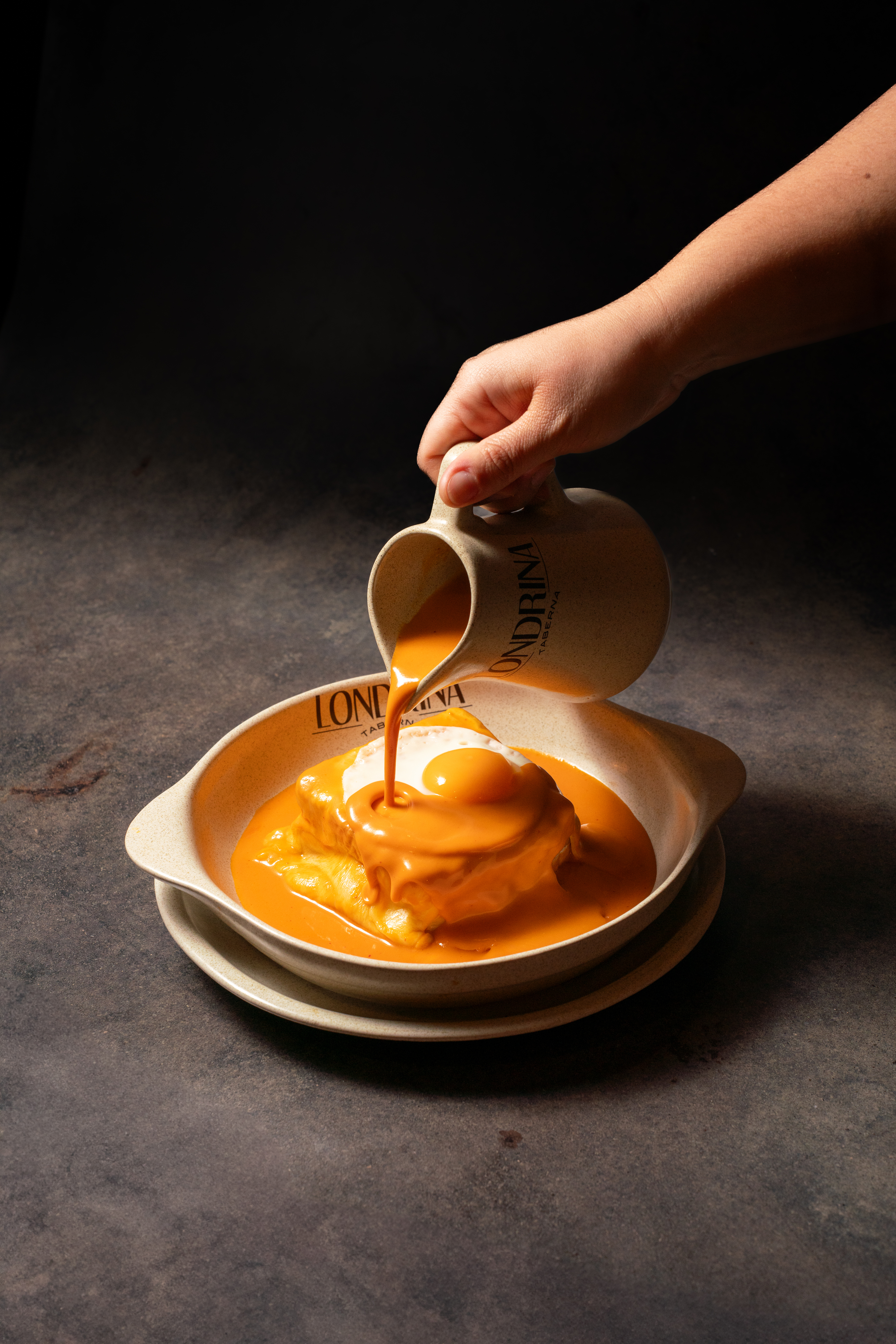 Isaltino Morais ficou rendido a esta gulosa francesinha. Veja o vídeo no novo restaurante