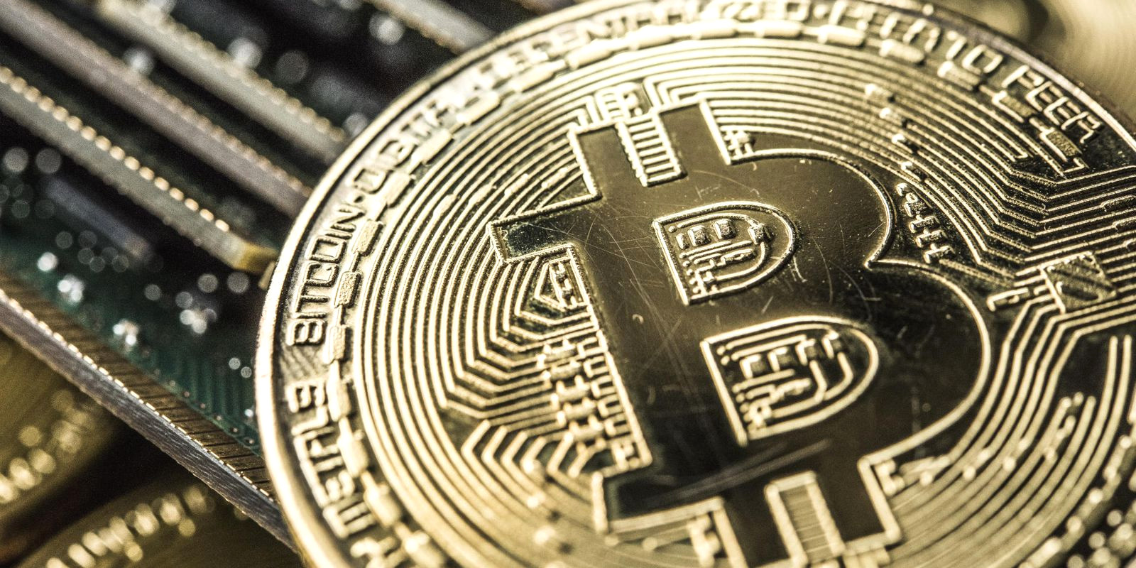 Bitcoin fixa novo recorde histórico acima de 70.000 dólares
