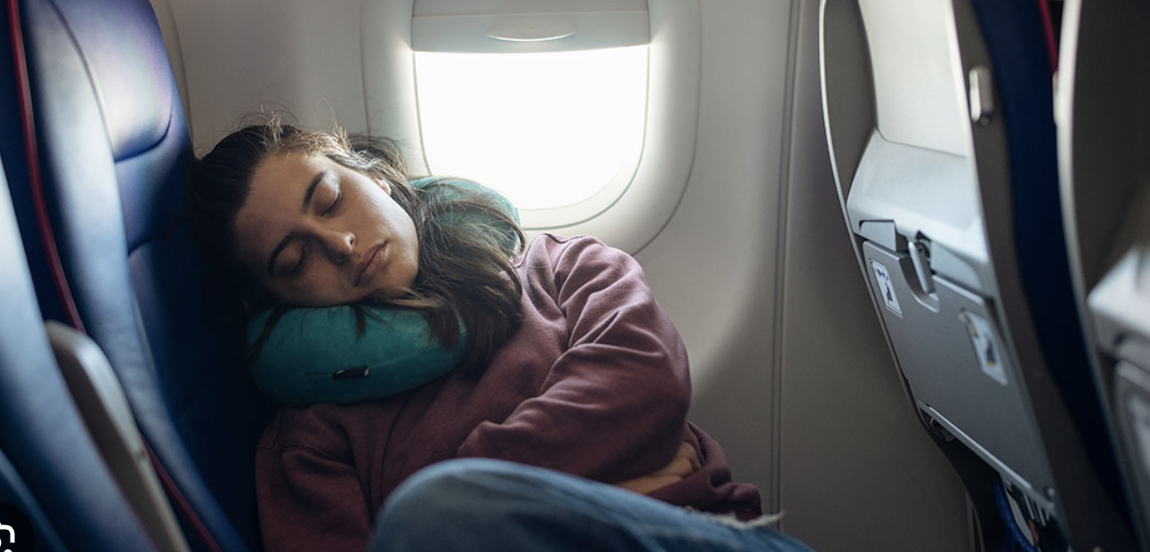 Hospedeira experiente avisa: leve sempre estes 3 itens consigo no avião (não se vai arrepender)