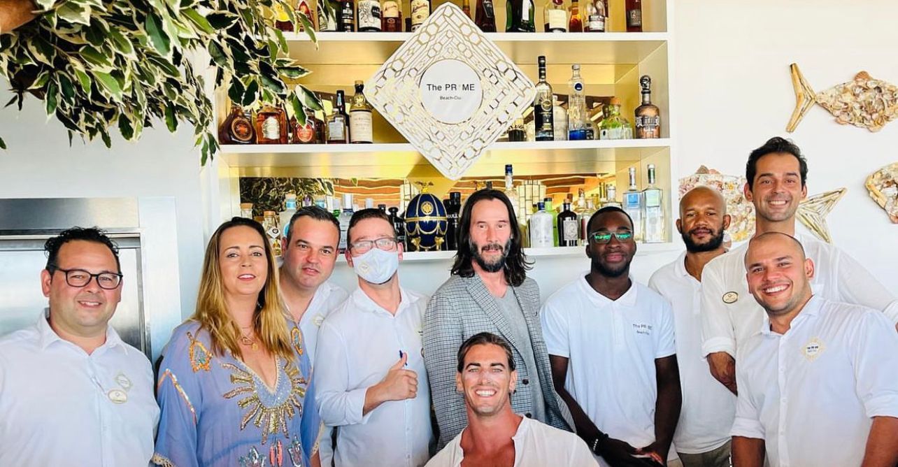 Ator Keanu Reeves almoçou em Monte Gordo — e até se sentou à mesa com clientes