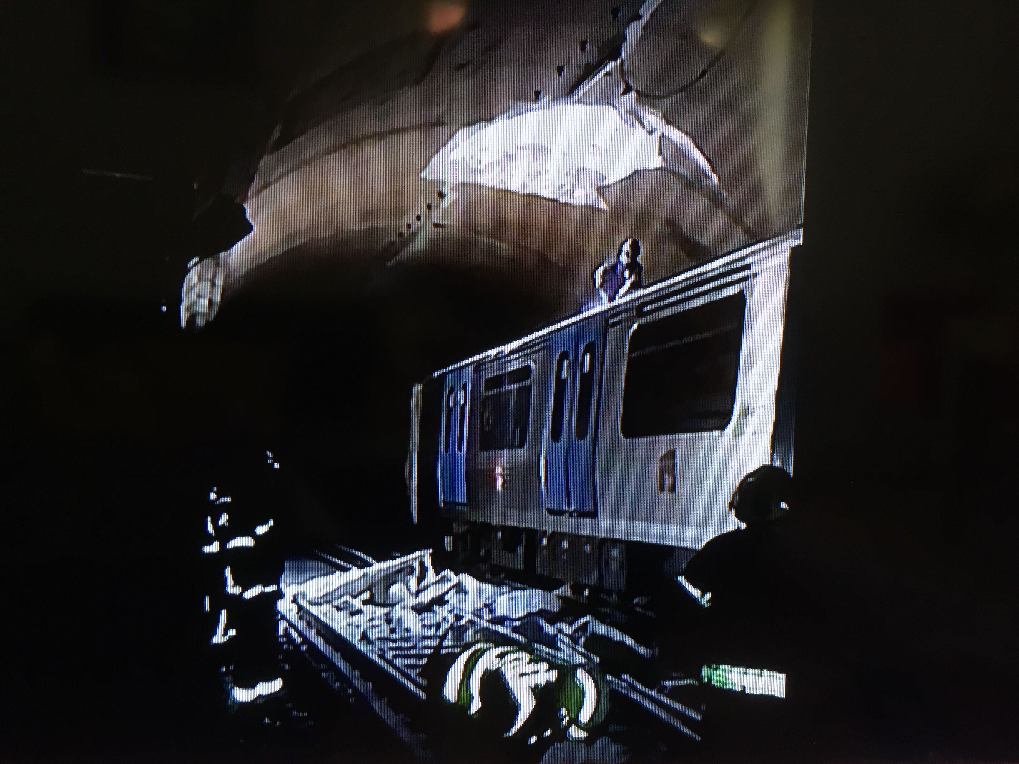 Desabamento no metro em Lisboa faz quatro feridos e provoca o pânico. Linha azul interrompida