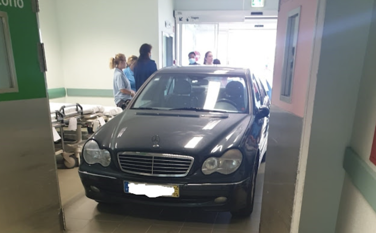 Desesperado por não conseguir ir à casa de banho há vários dias entra de carro pelas urgências do Hospital de Cascais