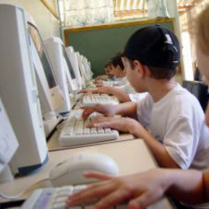 O primeiro marido odiava a sua coleção de canecas. O segundo construiu-lhe uma estante