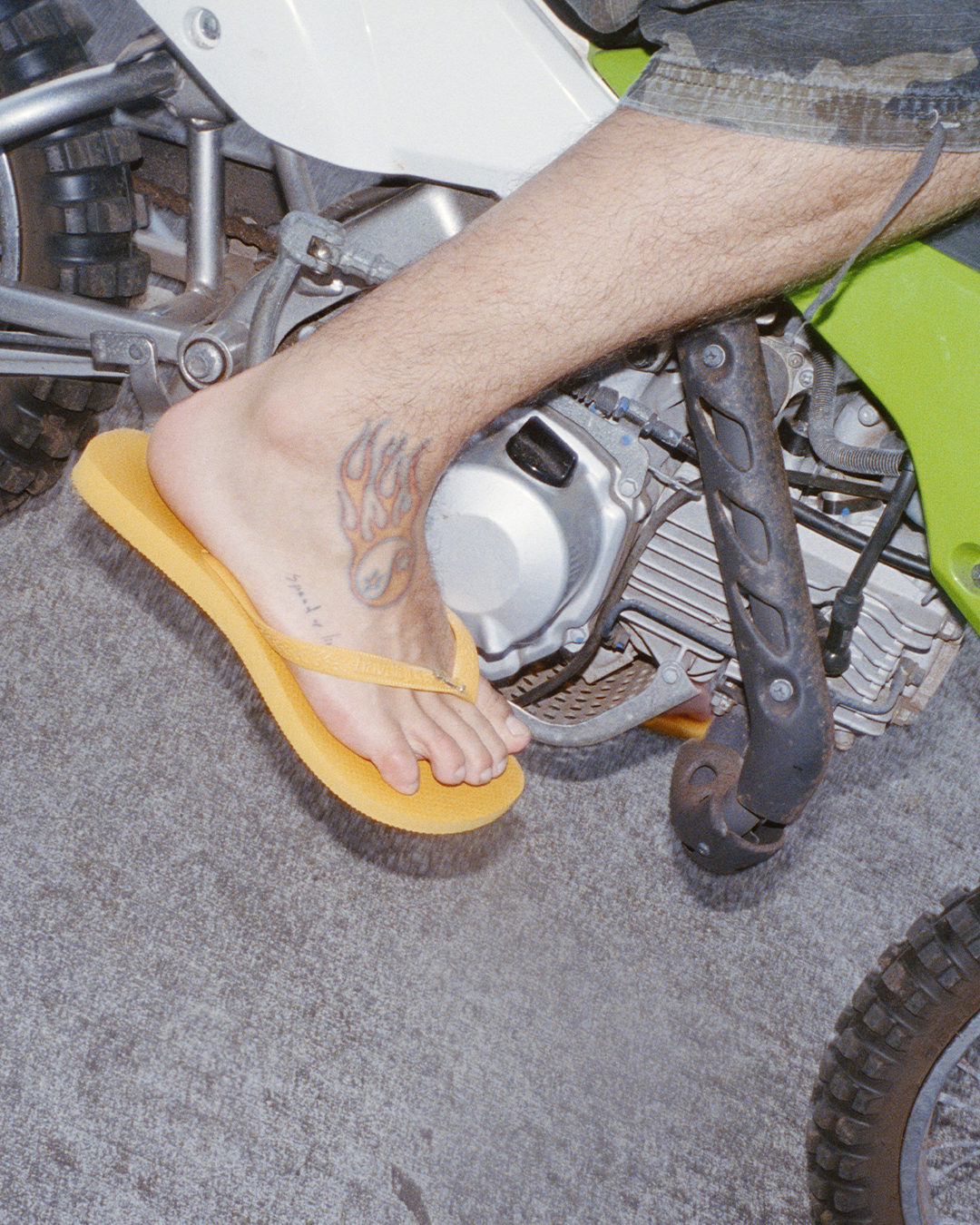 Tem de ver os modelos da Havaianas em colaboração com a marca de acessórios mais cool do momento