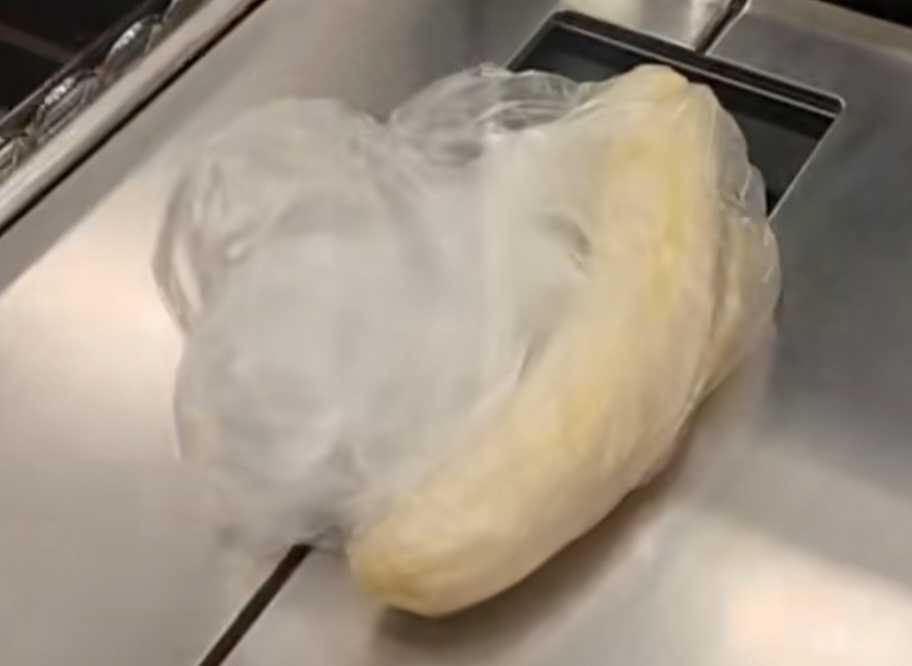 Homem descasca bananas antes de as pesar para poupar dinheiro no supermercado (VÍDEO)