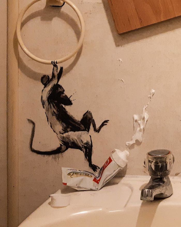 É incrível o que Banksy fez na casa de banho da sua casa enquanto está de quarentena
