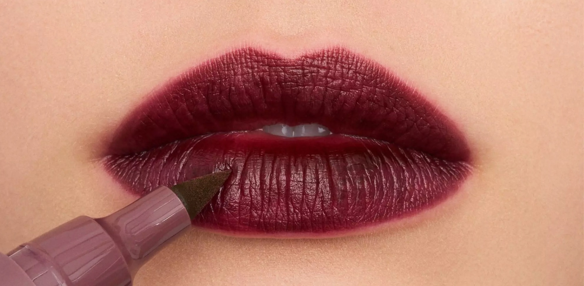 Este novo batom em marcador custa menos de 3€ e dura o dia todo. Espreite as cores