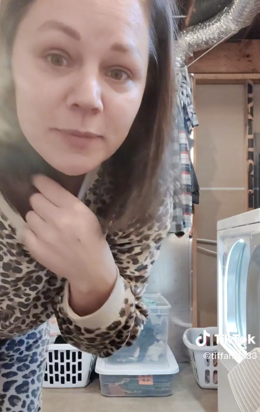 Esta mãe de 4 filhos inventou uma técnica para lidar com a roupa suja. Mas muitos chama-lhe preguiçosa