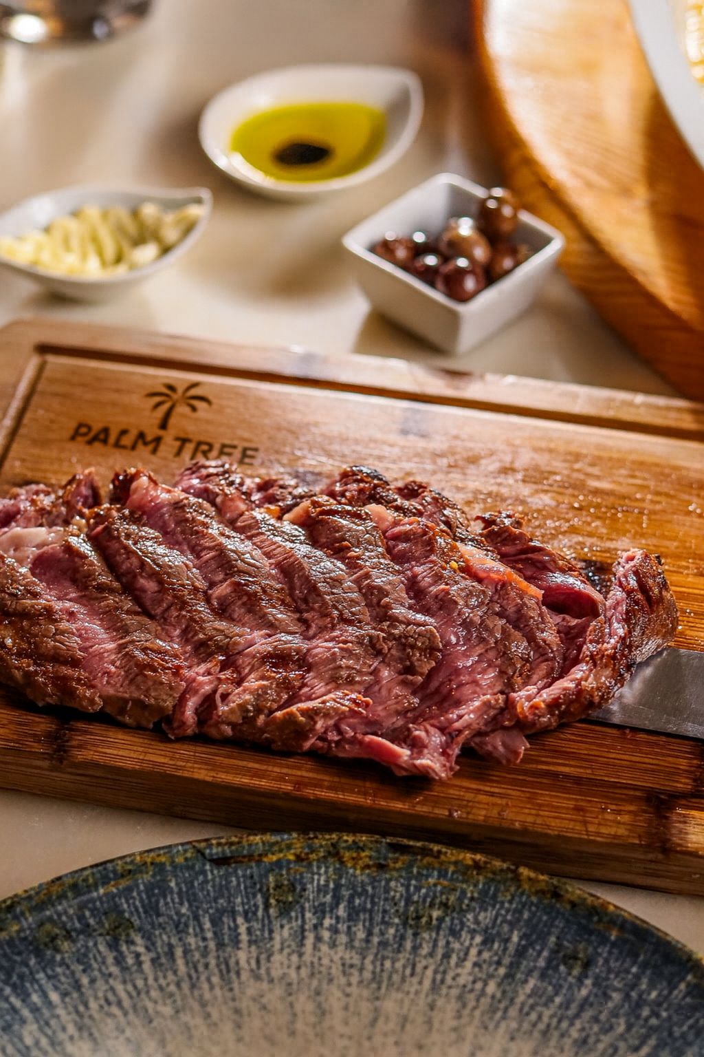 Despeça-se de 2025 neste jantar em Cascais com ribeye, vinhos e uma after party pela noite dentro