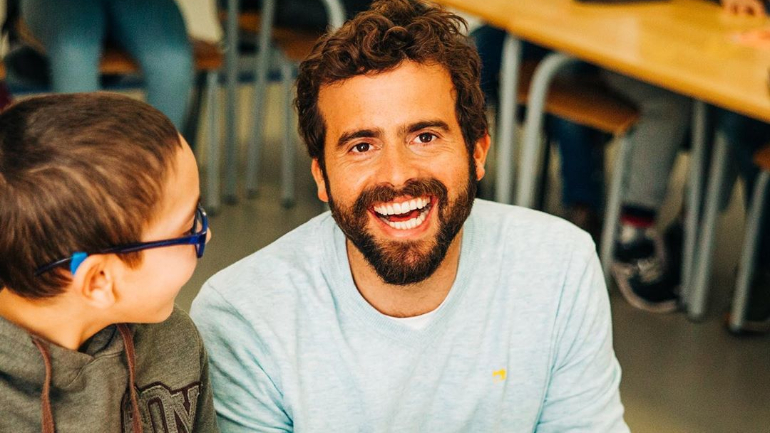 Depois de um mês afastados, João Manzarra surpreende a mãe e vai visitá-la à janela. Veja o vídeo