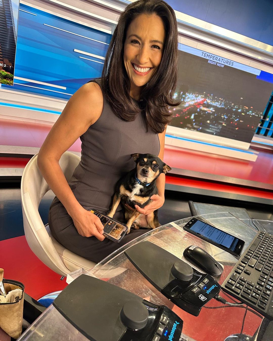 Pivô apresenta noticiário com o cão ao colo e torna-se viral. Veja o vídeo