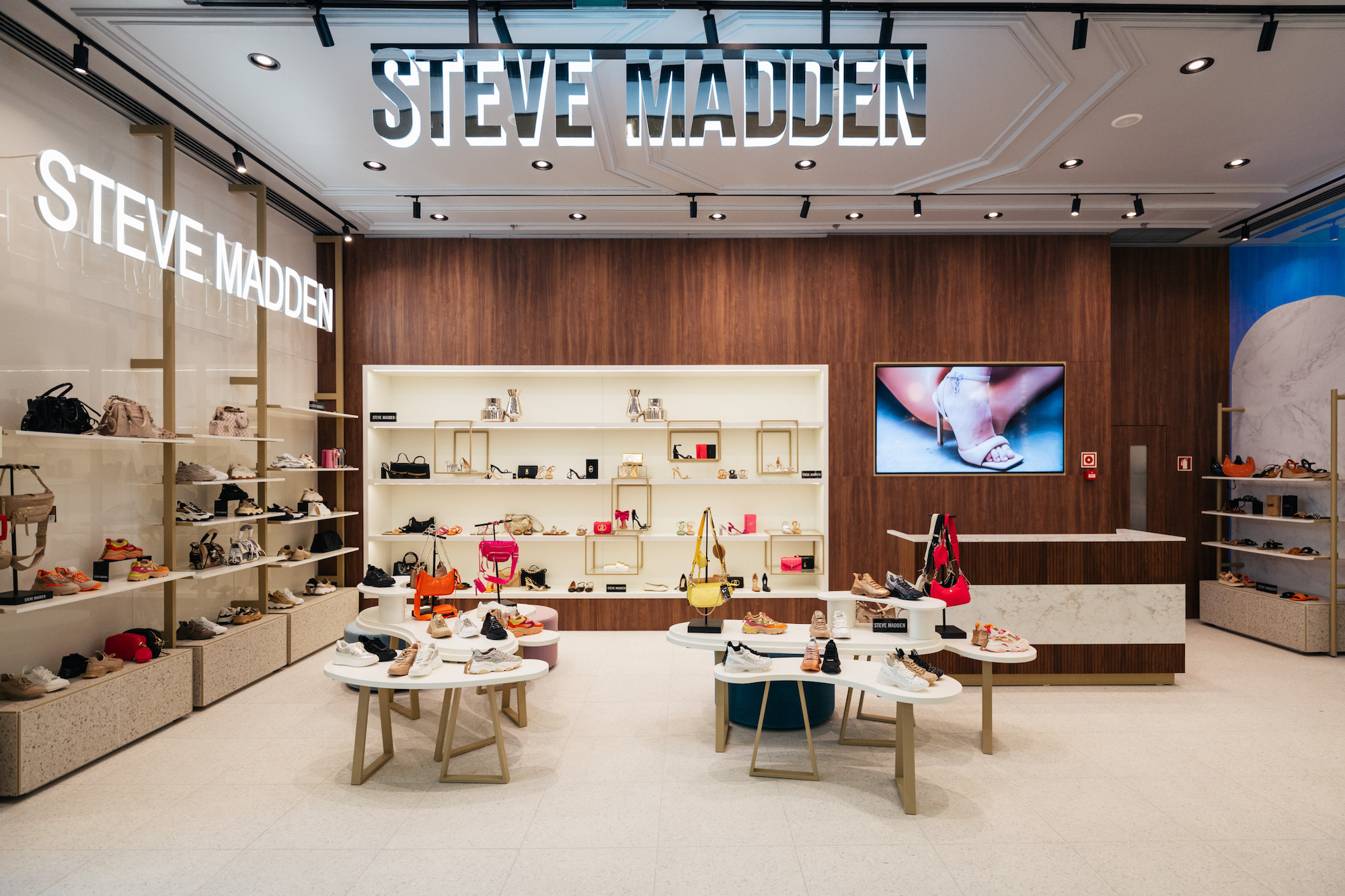 Steve Madden abre nova loja em Cascais. Espreite alguns artigos (que piscam o olho a marcas de luxo)