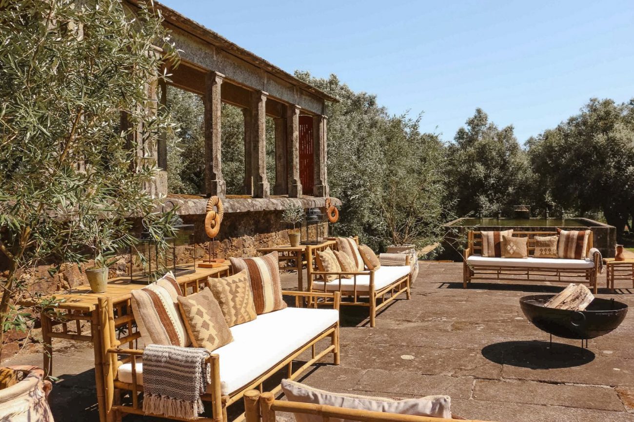 Um mergulho no tanque e um gole num copo de vinho. É assim que se vive devagar na Terra Rosa