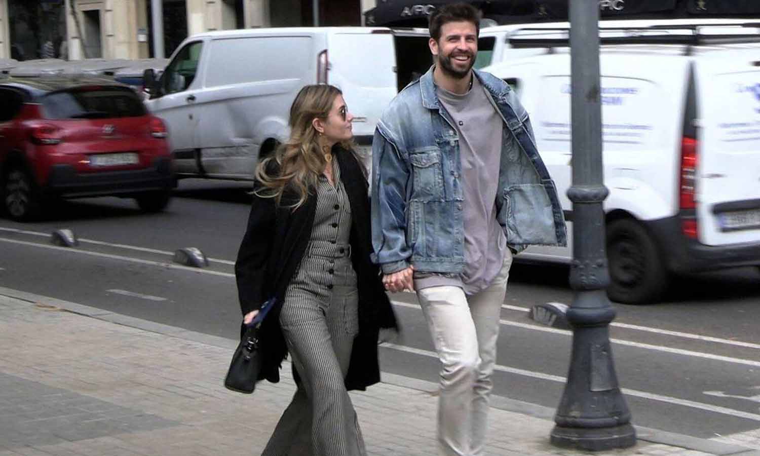 Namorada de Piqué choca contra sinal durante perseguição de papparazzi. Veja o vídeo (e a reação de Piqué)