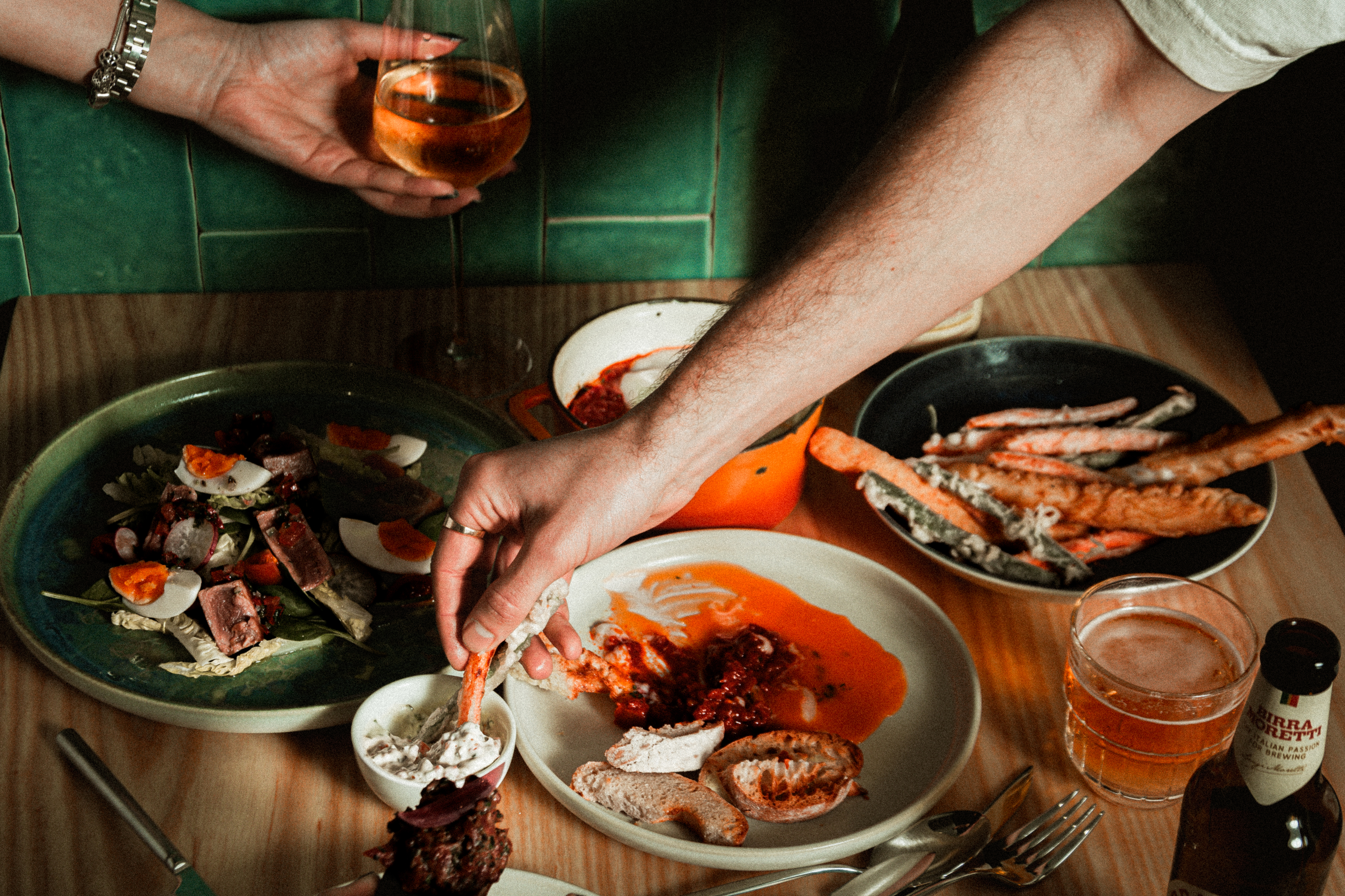 Não estamos a conseguir lidar com os pratos fabulosos do Madrasta, o novo restaurante onde vai querer passar o verão