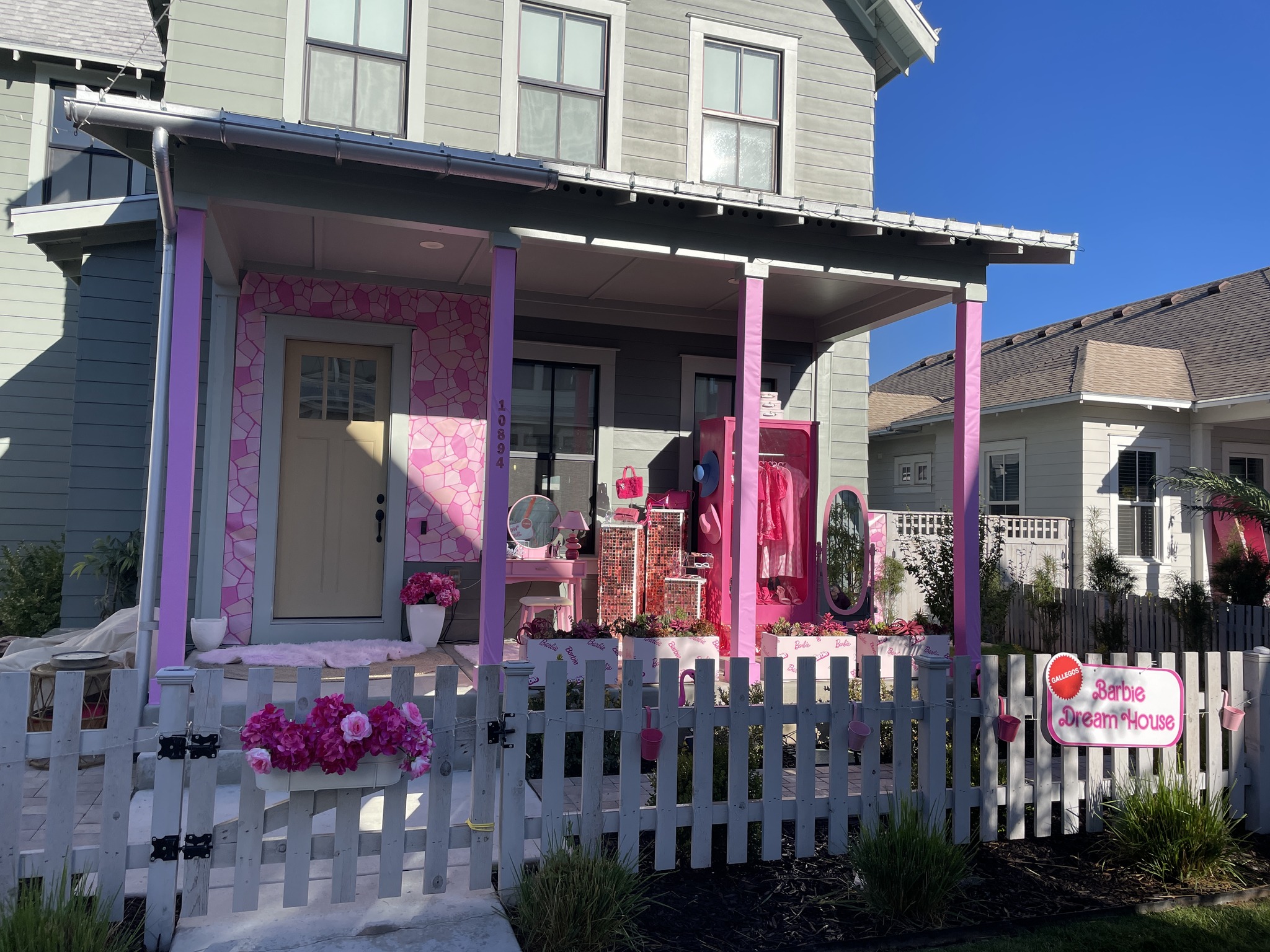 Este bairro “vestiu-se” a rigor e transformou-se numa verdadeira Barbieland. Veja as fotos