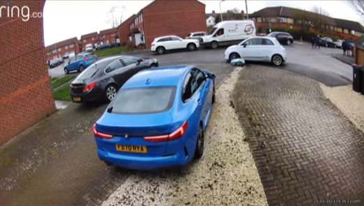 Homem recusa-se a tirar uma pedra da entrada de casa — e há uma razão. Evitar as manobras de outros carros