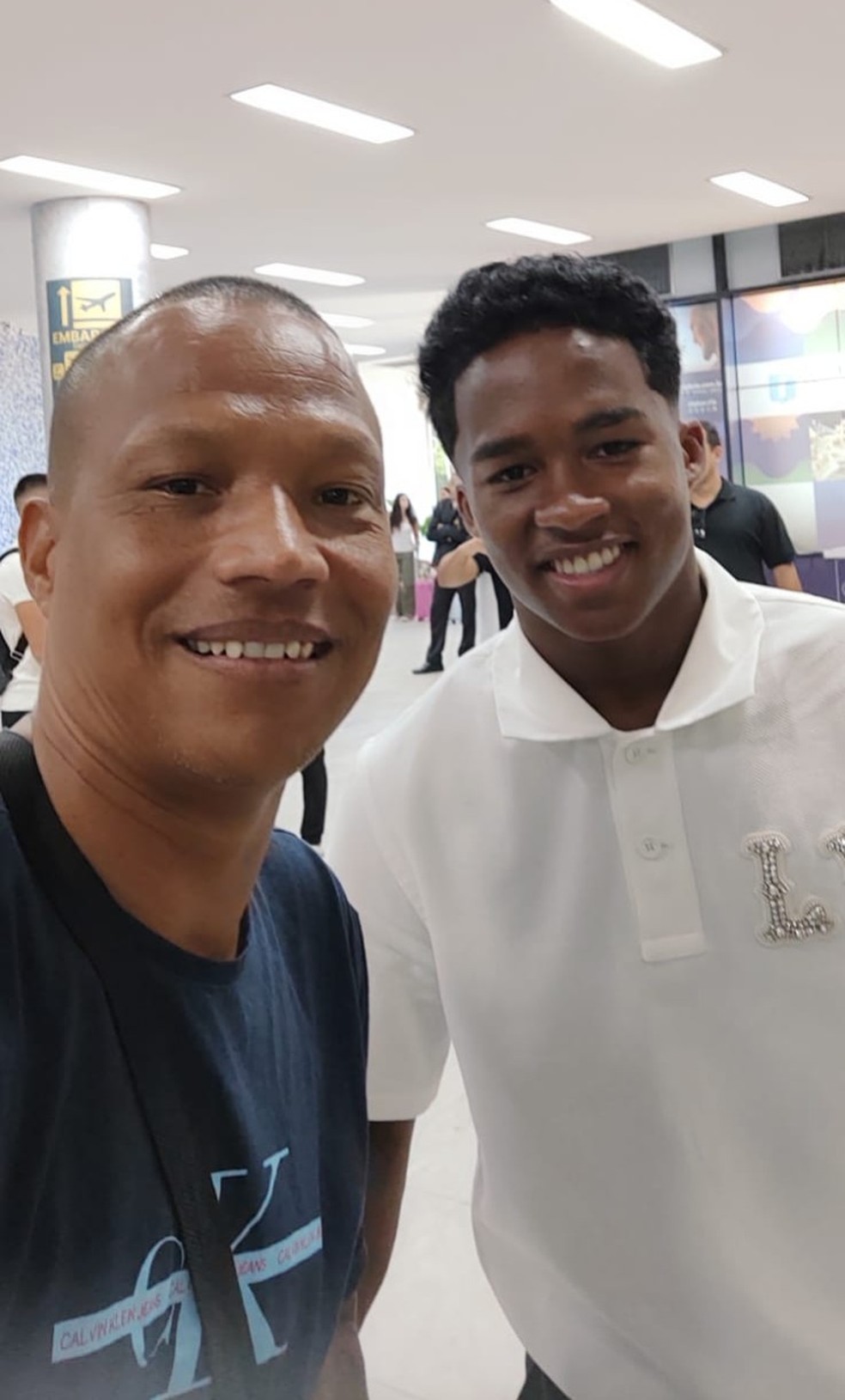 Engraxador de sapatos recebe gorjeta de quase 200€ de craque da seleção. Deu para alimentar as filhas