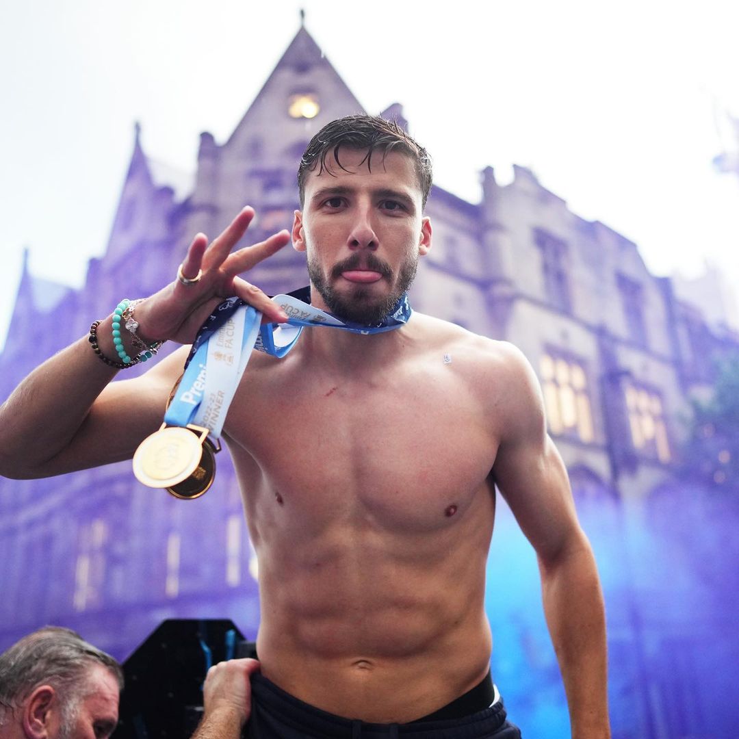 Rúben Dias incluído no melhor 11 do ano pela terceira vez. Veja 19 fotos sexy do futebolista