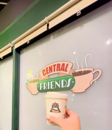 Há uma escape room de “Friends” que o leva para o famoso café da série. Saiba onde fica
