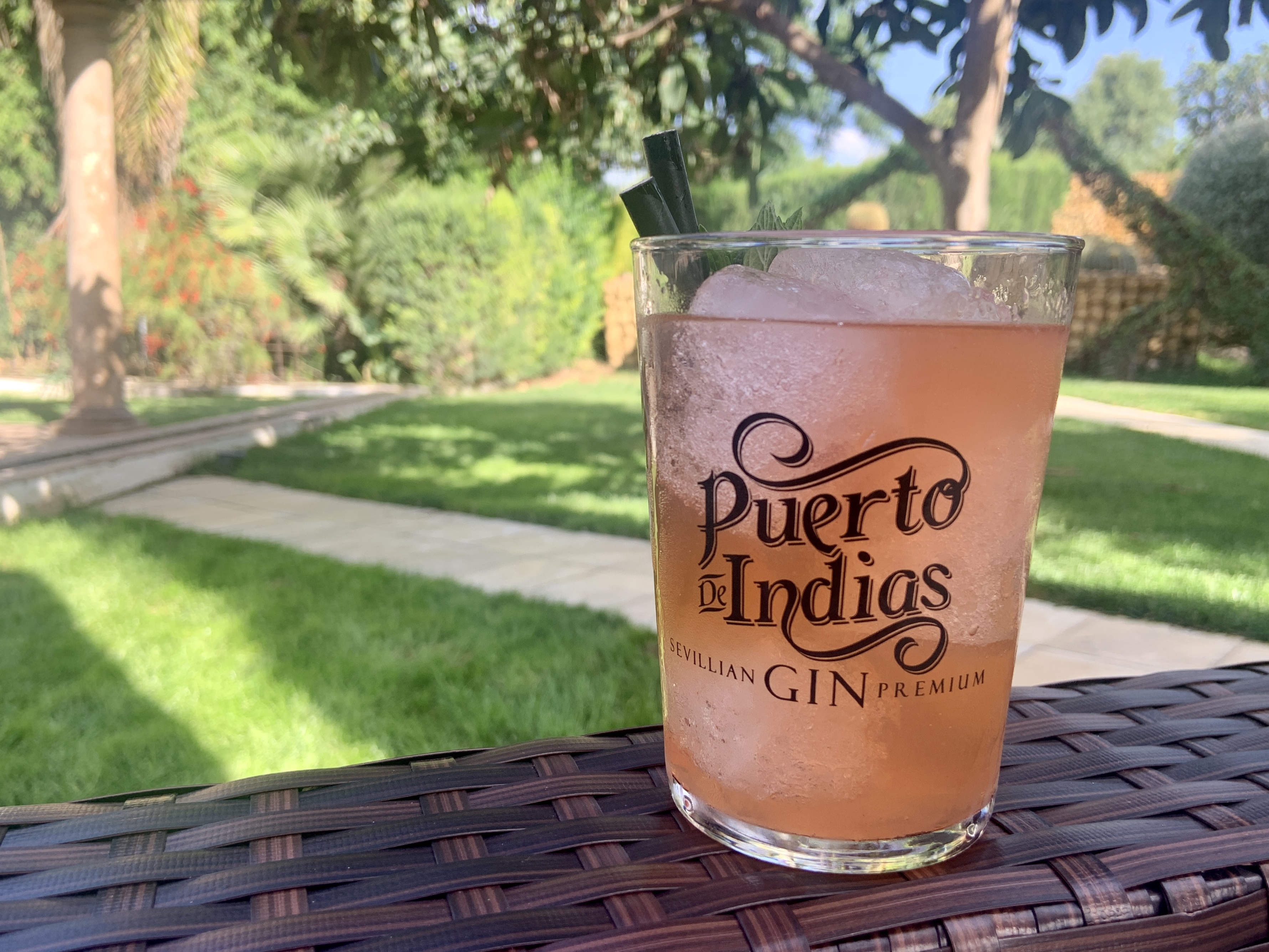 Pedimos a um bartender para criar o cocktail MAGG — e ficou delicioso. Aprenda a fazê-lo (com vídeo)