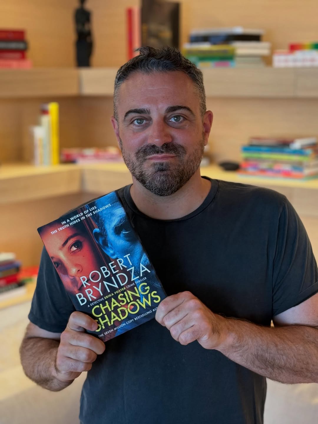 “À Caça de Sombras”. O clássico nordic noir de Robert Bryndza está de volta com a inspetora do costume