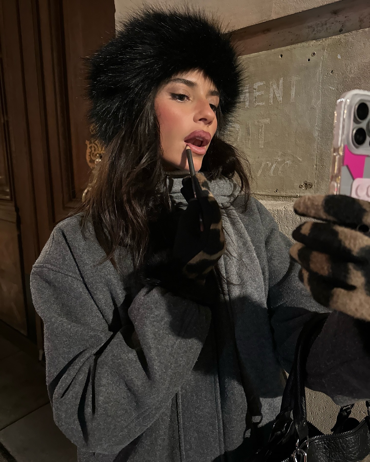 Os gorros de pelo aqueceram os dias de Bárbara Inês. Eis 9 opções para se render ao acessório