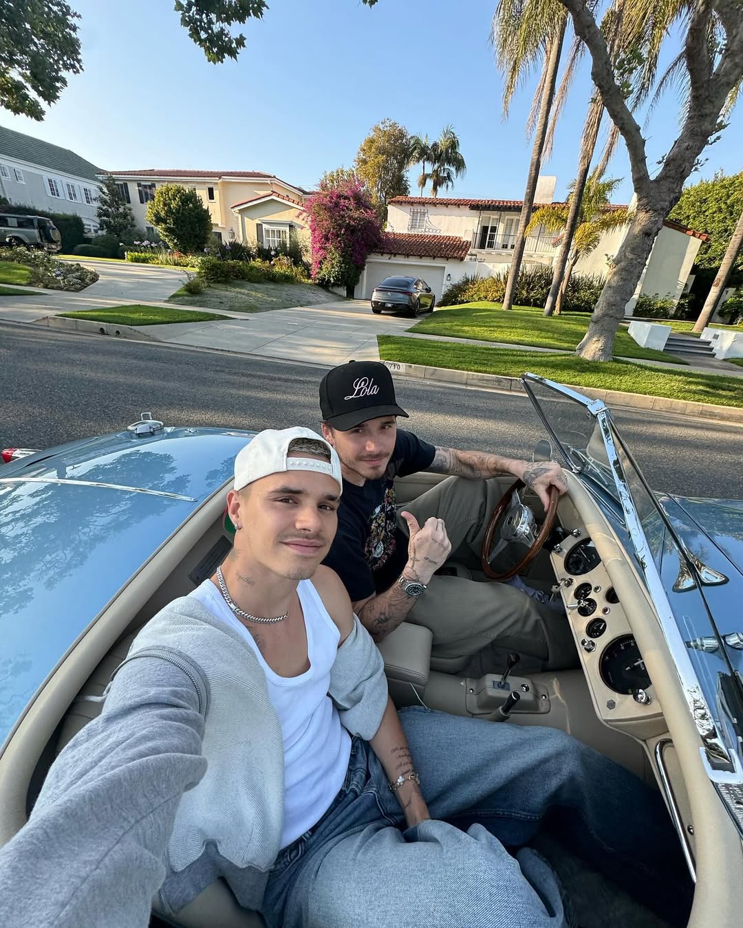 Irmãos Beckham não se falam, evitam-se e lançam bocas nas redes sociais — tudo por causa de uma mulher